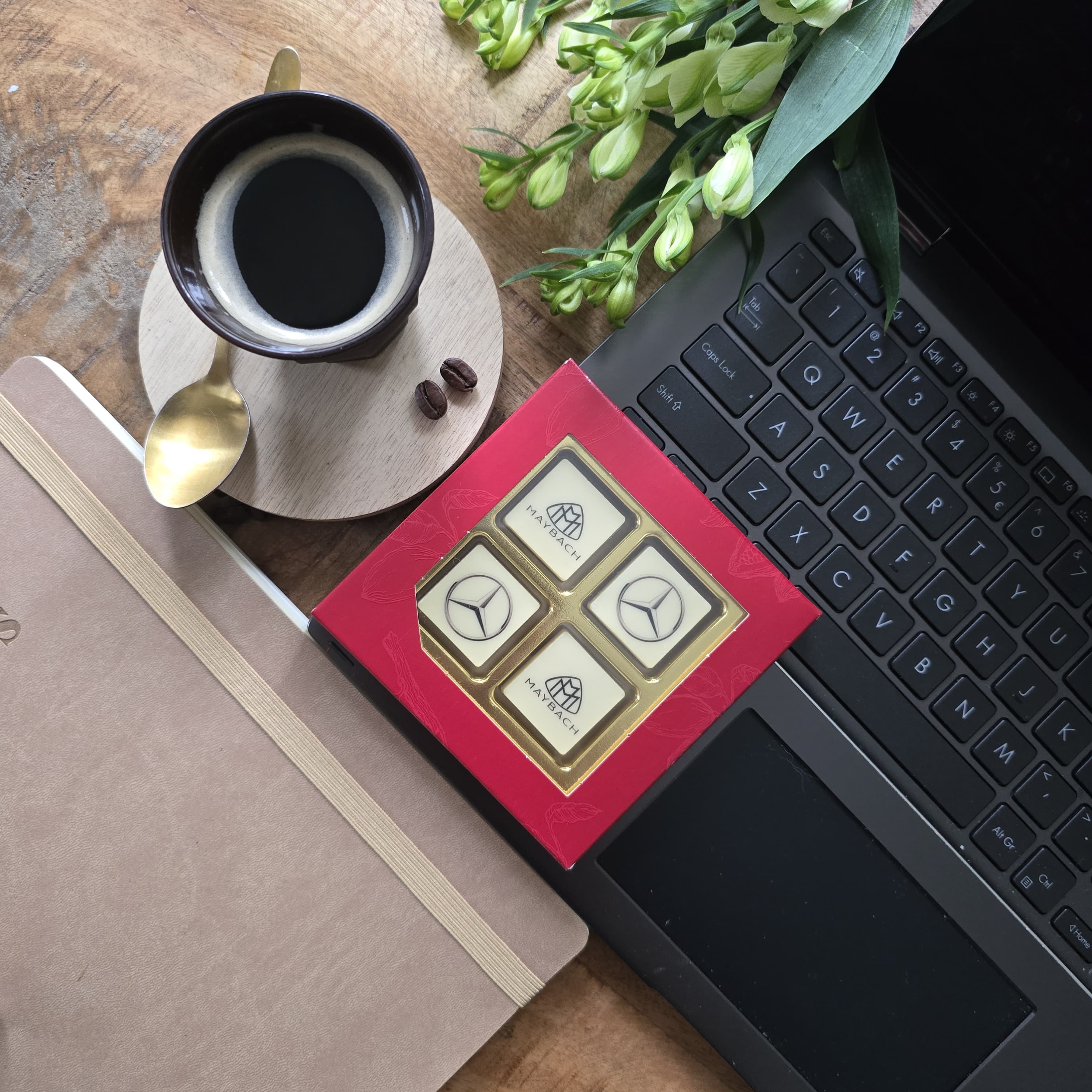 Geschenkdoos met chocoladeblokjes in 2 verschillende logos, plaatjes of tekststickers