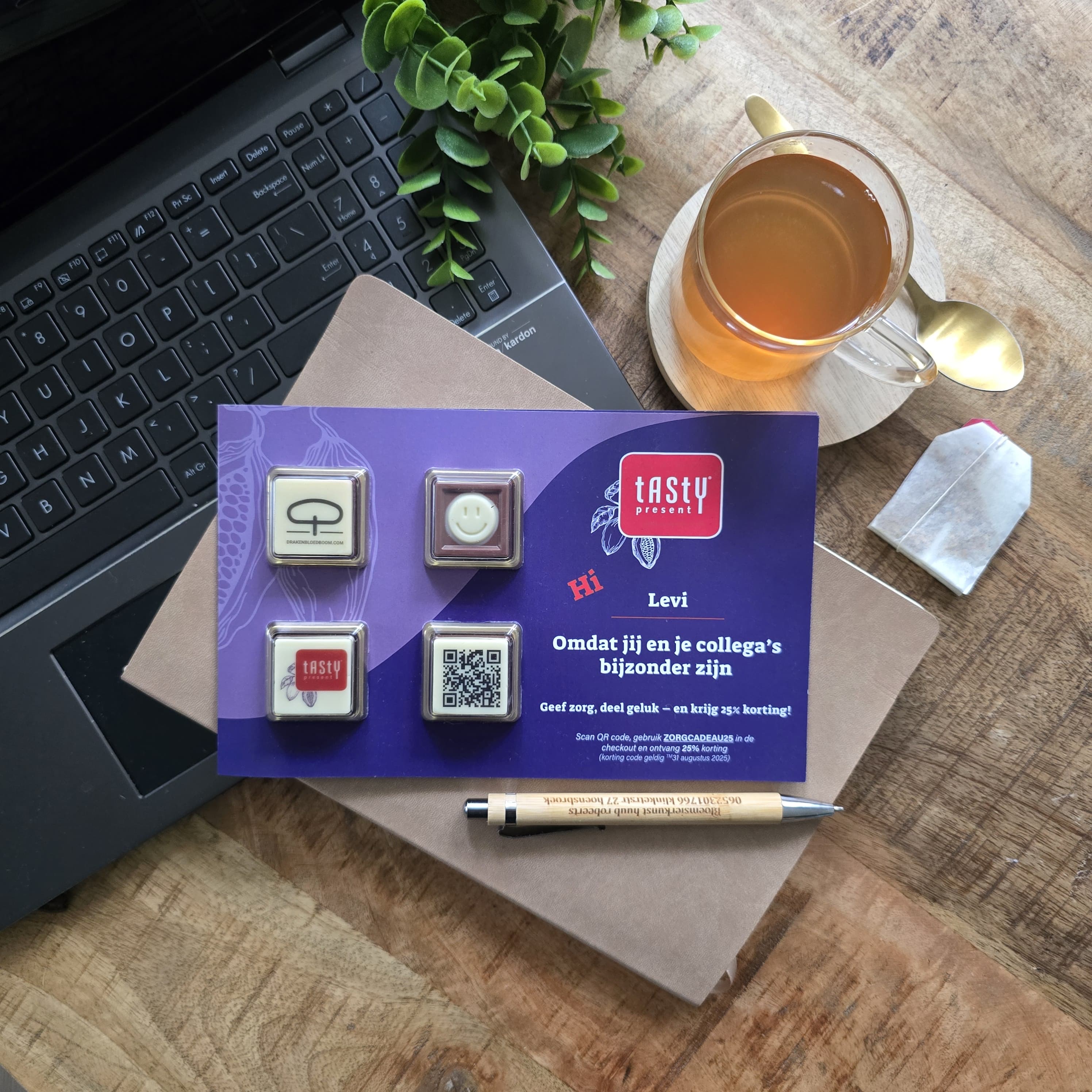 Volledig te personaliseren promokaart met 4 chocolade logoblokjes