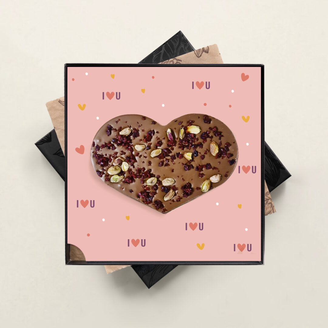 Groot melkchocolade hart met notenmix topping in luxe geschenkdoos. moederdag en valentijn design. Tasty Present - Gepersonaliseerde chocolade en zoetwaren