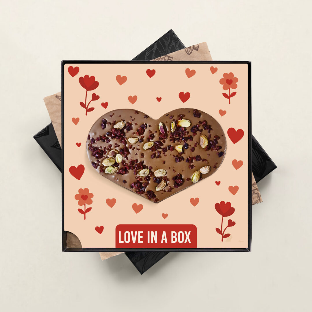 Groot chocolade hart met luxe noten mix in Love in a box thema voor Valentijn, moederdag, vaderdag, secretaresse dag, dag van de zorg, liefde. tasty present gepersonaliseerde chocolade