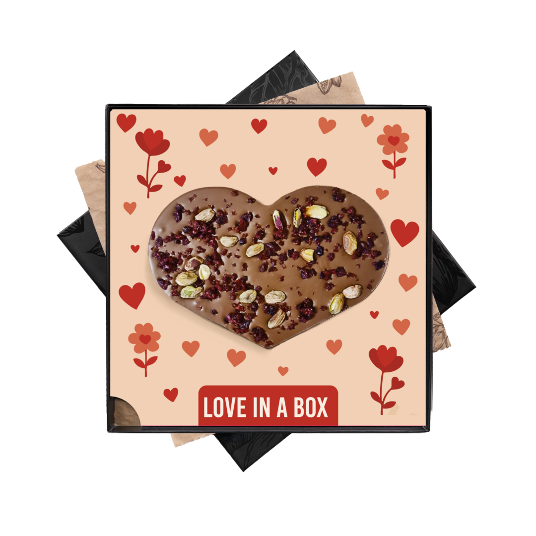 Groot chocolade hart met luxe noten mix in Love in a box thema voor Valentijn, moederdag, vaderdag, secretaresse dag, dag van de zorg, liefde. tasty present gepersonaliseerde chocolade