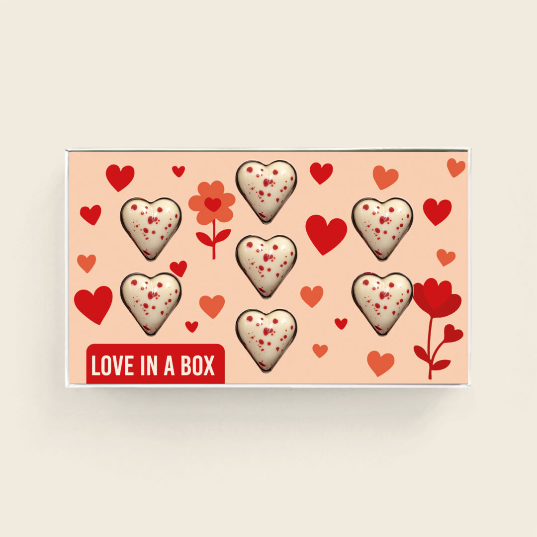 choclade hartjes in love in a box thema in luxe geschenkdoos. Tasty Present - gepersonaliseerde chocolade