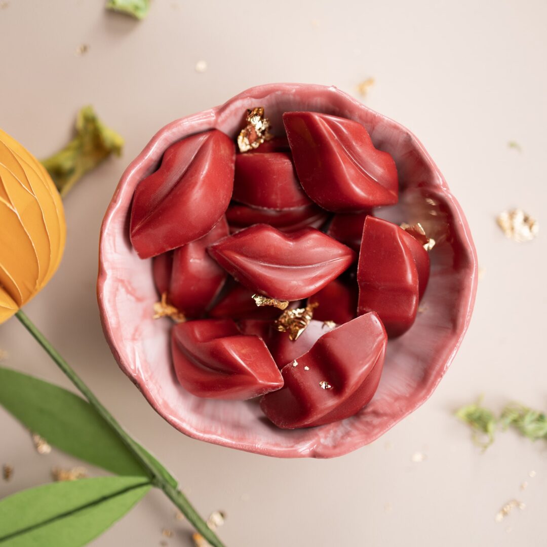 Heerlijke gevulde chocolade bonbons in de vorm van rode lipjes. Tasty Present - Gepersonaliseerde chocolade en zoetwaren