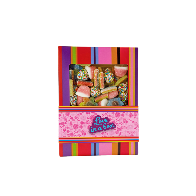 gemengd snoep in kleurrijk doosje in Liefde thema Love in a box. valentijn, Moederdag. Tasty Present